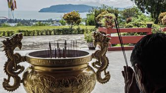 Seorang warga keturunan Tionghoa sembahyang di Vihara Arya Dharma, Kota Jayapura, Provinsi Papua, Jumat (12/2/2021). [ANTARA FOTO/Indrayadi TH]