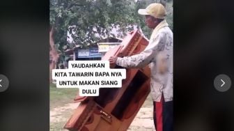 Kisah Sedih Penjual Lemari Jalan Kaki Pikul Dagangan, Susah Dapat Pembeli