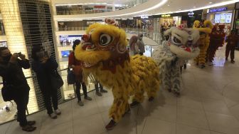 Barongsai beraksi menghibur pengunjung dalam pertunjukan "Barongsai Spectacles" di Mal Senayan City, Jakarta, Jumat (12/2/2021). [Suara.com/Angga Budhiyanto]