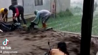 Banjir Bandang di Brebes, Sejumlah Motor Terbawa Arus