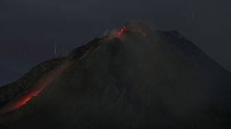 Guguran lava dari puncak Gunung Sinabung terlihat dari Desa Tiga Kicat, Kecamatan Simpang Empat, Karo, Sumatera Utara, Jumat (12/2/2021). [ANTARA FOTO/Edy Regar]