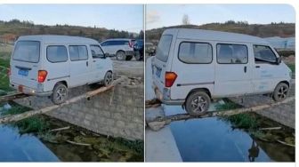 Viral dari Yunnan: Seberangkan Minivan Pakai Titian Kayu Gelondongan