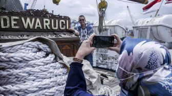 Pengunjung berfoto di KRI Dewaruci saat wisata sejarah bahari di Dermaga JICT, Tanjung Priok, Jakarta, Sabtu (13/2/2021). [ANTARA FOTO/Rivan Awal Lingga]