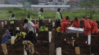 Relawan Merasa Dihina Disebut Kubur Jenazah COVID-19 Seperti Kubur Anjing