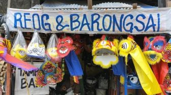 Pengrajin Topeng Barongsai Sedih Penjualan Menurun di Hari Imlek