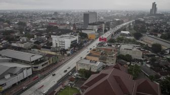 Sejumlah kendaraan melintas di atas flyover Purwosari, Solo, Jawa Tengah, Sabtu (13/2/2021). [ANTARA FOTO/Mohammad Ayudha]