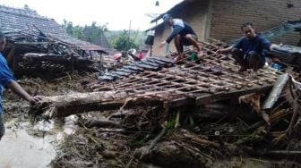 Longsor Terjang Dua Desa di Jepara, Rumah dan Hewan Ternak Tertimbun Tanah