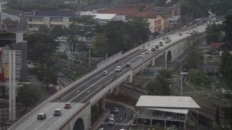 Sejumlah kendaraan melintas di atas flyover Purwosari, Solo, Jawa Tengah, Sabtu (13/2/2021). [ANTARA FOTO/Mohammad Ayudha]