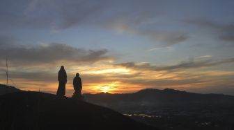 Sejumlah pengunjung menikmati panorama kota dari Bukit Nobita di Kampung Jua, Padang, Sumatera Barat, Jumat (12/2/2021). [ANTARA FOTO/Iggoy el Fitra]