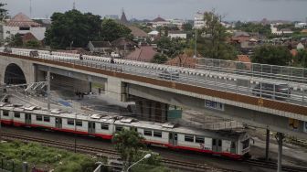 Kereta Api melintas di bawah jembatan flyover Purwosari, Solo, Jawa Tengah, Sabtu (13/2/2021). [ANTARA FOTO/Mohammad Ayudha]