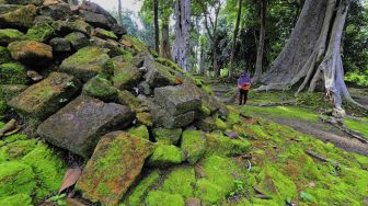 Juru pelihara Candi Koto Mahligai menyapu bagian dalam situs di Kawasan Percandian Muarajambi, Muarojambi, Jambi, Sabtu (13/2/2021). [ANTARA FOTO/Wahdi Septiawan]