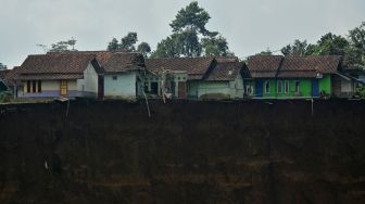 Sejumlah rumah terancam longsor di Desa Karyamekar, Cilawu, Kabupaten Garut, Jawa Barat, Minggu (14/2/2021).  [ANTARA FOTO/Candra Yanuarsyah]
