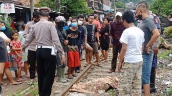 Tak Dengar Teriakan Penjaga, Nenek di Tangsel Tewas Tertabrak KRL, Terpental 5 Meter