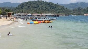 Pantai Mutun Sepi Pengunjung di Libur Imlek