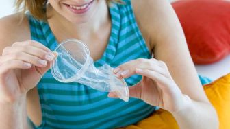 5 Cara Pakai Kondom yang Benar Agar Bercinta Tetap Enak dan Berasa