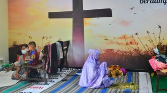 Merawat Toleransi, Kala Pengungsi Banjir Kudus Salat di Gereja