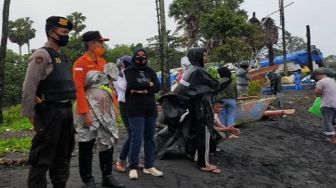 Mandi di Laut Saat Hujan dan Angin Kencang, 2 Warga Takalar Terseret Ombak