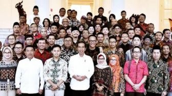 Jokowi Foto Bareng Buzzer Politik, Rocky Gerung : Semacam Peternakan