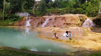 Berendam Air Panas sambil Nikmati Keindahan Alam Bandung Utara