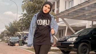 Evelyn Nada Anjani Akui Lepas Hijab Gegara Masalah Pekerjaan