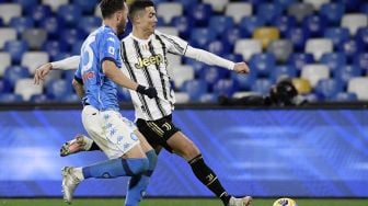 Penyerang Juventus Cristiano Ronaldo berduel dengan bek Kosovar Napoli Amir Rrahmani selama pertandingan sepak bola Serie A Italia Napoli melawan Juventus di Stadion Diego Armando Maradona, Naples, Italia, Sabtu waktu setempat atau Minggu (14/2/2021) dini hari WIB.
Filippo MONTEFORTE / AFP