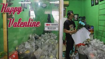 Aktivitas pedagang bunga di Pasar Bunga Rawa Belong, Jakarta Barat, Minggu (14/2/2021). [Suara.com/Alfian Winanto]