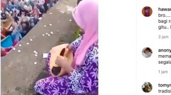 Viral Warga Bagikan Uang dari Loteng Rumah, Warganet: Gak Sopan