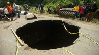 Penampakan Lubang Besar di Jalan Penghubung Brebes dan Tegal