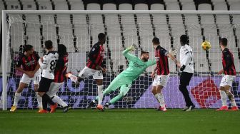 Kiper AC Milan Gianluigi Donnarumma kebobolan gol kedua selama pertandingan sepak bola Serie A Italia Spezia melawan AC Milan di Stadion Alberto Picco, Minggu (14/2/2021) dini hari WIB. Marco BERTORELLO / AFP