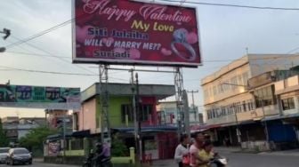 Viral Pria Karimun Ajak Nikah Pacar di Baliho saat Hari Valentine