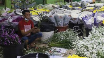 Aktivitas pedagang di Pasar Bunga Rawa Belong, Jakarta Barat, Minggu (14/2/2021). [Suara.com/Alfian Winanto]