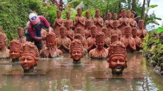 Mengintip Ratusan Patung Penari Gandrung Mandi Usai Hujan Abu Gunung Raung