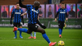 Penyerang Inter Milan Romelu Lukaku melakukan tendangan penalti dan membuka skor selama pertandingan sepak bola Serie A Italia Inter Milan melawan Lazio di Stadion Guiseppe Meazza, Senin (15/2/2021) dini hari WIB. Marco BERTORELLO / AFP