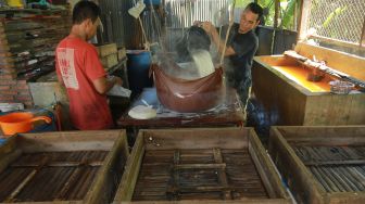 Perajin membuat tahu di salah satu industri rumahan Desa Lapang, Johan Pahlawan, Aceh Barat, Aceh, Senin (15/2/2021). ANTARA FOTO/Syifa Yulinnas
