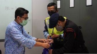 Petugas TransJakarta Gagalkan Upaya Bunuh Diri Pemuda di JPO Harmoni