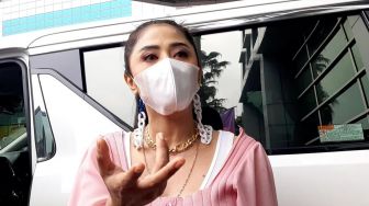 Dewi Perssik Lepas Cincin Nikah, Sedang Bermasalah?