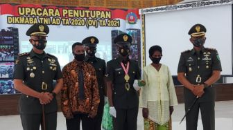 Selamat ! Anak Petani dari Papua Ini Lulusan Terbaik TNI AD