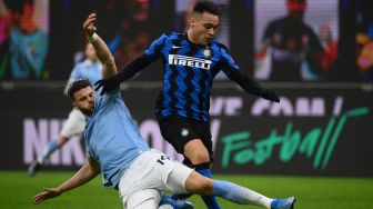 Bek Lazio Wesley Hoedt menghadang penyerang Inter Milan Lautaro Martinez selama pertandingan sepak bola Serie A Italia Inter Milan melawan Lazio di Stadion Guiseppe Meazza, Senin (15/2/2021) dini hari WIB.
Marco BERTORELLO / AFP