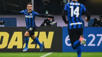 Penyerang Inter Milan Lautaro Martinez melakukan selebrasi setelah mencetak gol selama pertandingan sepak bola Serie A Italia Inter Milan melawan Lazio di Stadion Guiseppe Meazza, Senin (15/2/2021) dini hari WIB. Marco BERTORELLO / AFP
