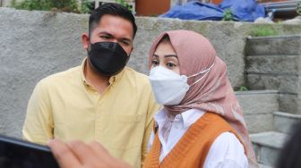 Pasangan Kesha Ratuliu dan Adhi Permana saat ditemui awak media di Kawasan Tendean, Jakarta Selatan, Senin (15/2/2021). [Suara.com/Alfian Winanto]