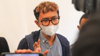 Komika Ridwan Remin saat diwawancarai awak media usai memenuhi panggilan Komisi Perlindungan Anak Indonesia (KPAI) terkait materi komiknya yang menyinggung keluarga Ruben Onsu di Kantor KPAI, Jakarta Pusat, Senin (15/2/2021). [Suara.com/Alfian Winanto]