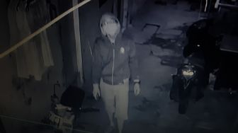 Maling Bermasker Bobol Rumah Warga di Kedoya, Aksinya Terekam CCTV