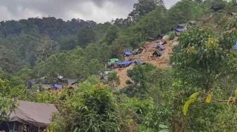 Ribuan Warga Serbu Lokasi Tambang Emas Poso, Cari Emas Sampai Malam