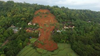 Kronologi Longsor di Sumedang Selatan yang Timbun Dua Hektare Sawah Warga