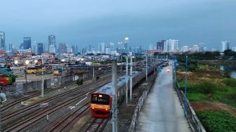 Penumpang di Stasiun Bogor Membludak, Penumpang Nekat Buang Hajat di Dalam Gerbong KRL