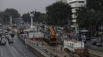 Suasana pembangunan proyek MRT Fase II Bundaran HI-Harmoni di Jalan M.H Thamrin, Jakarta, Selasa (16/2/2021). [Suara.com/Angga Budhiyanto]