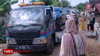 Pembeli Deretan Mobil di Desa Sumurgeneng Ternyata Orang Kaya Mendadak