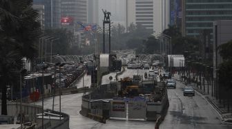 Suasana pembangunan proyek MRT Fase II Bundaran HI-Harmoni di Jalan M.H Thamrin, Jakarta, Selasa (16/2/2021). [Suara.com/Angga Budhiyanto]