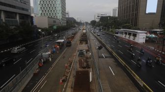 Suasana pembangunan proyek MRT Fase II Bundaran HI-Harmoni di Jalan M.H Thamrin, Jakarta, Selasa (16/2/2021). [Suara.com/Angga Budhiyanto]