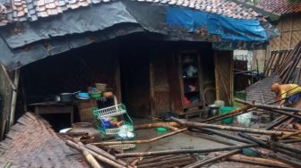 Penghuni Terlelap Tidur, Brukk! Rumah Ambruk di Teluk Naga Tangerang